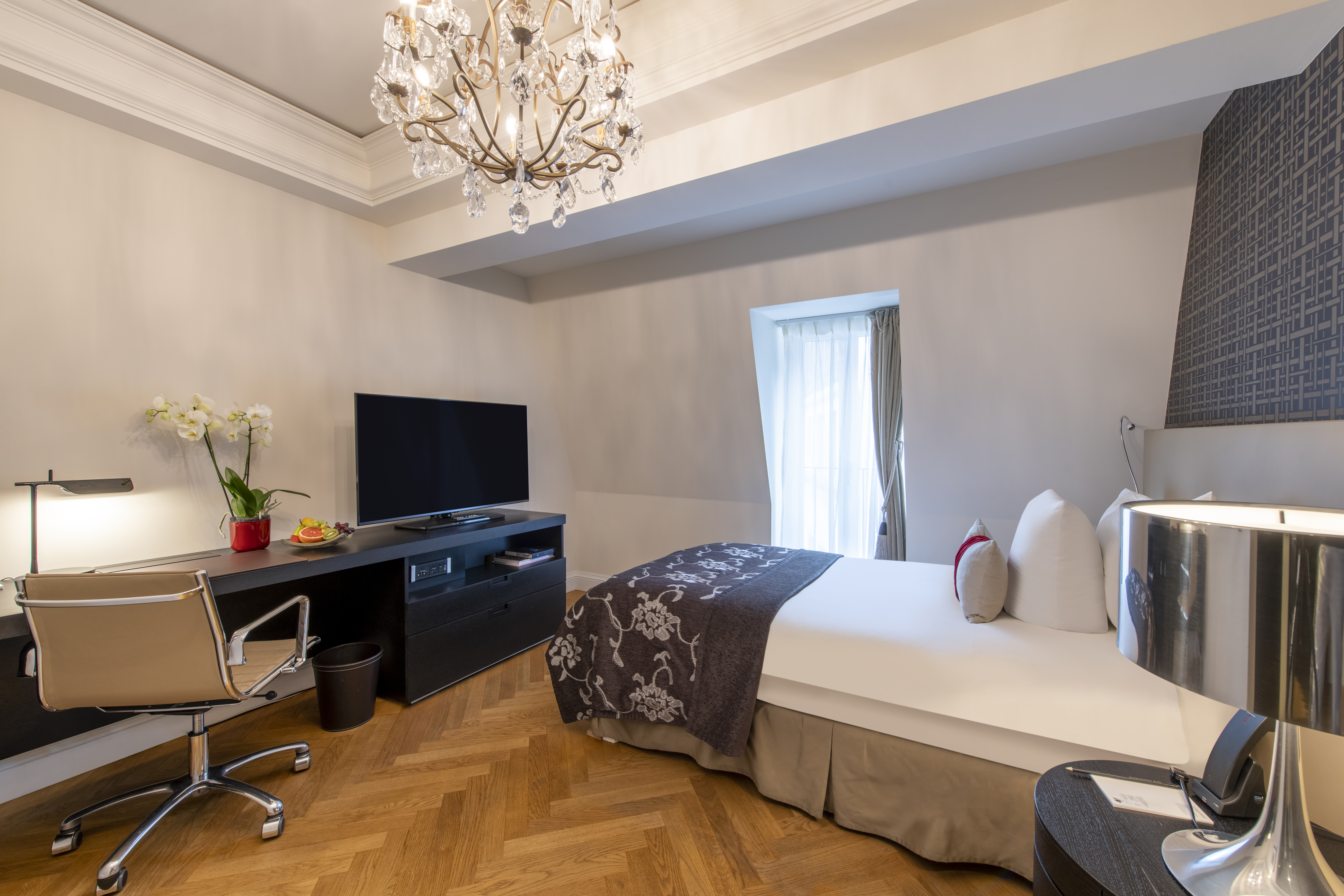 Schweizerhof Bern & Spa_Room_502_Barrier_free_room_bedroom